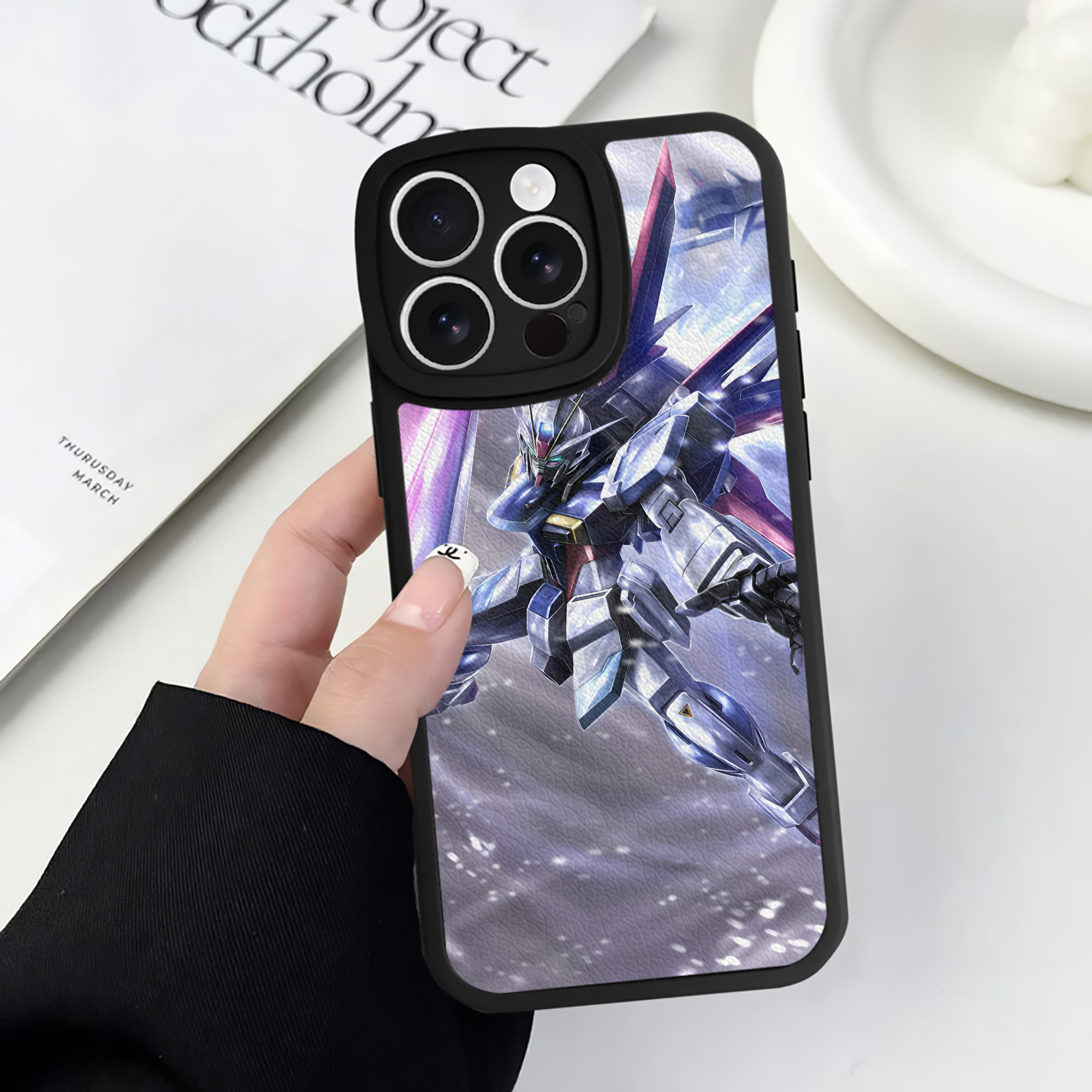 （画像用） 機動戦士ガンダム Mobile Suit Gundam 【iPhone 16シリーズ対応】シリコンスマホケース（レザー調） 材質：シリコン